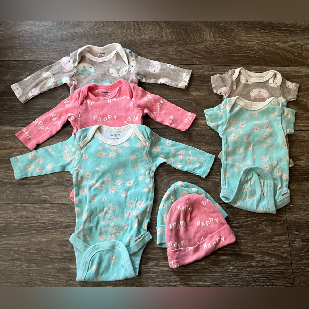 7 piece baby girl Gerber set. Short and long sleeve shirts and matching hats